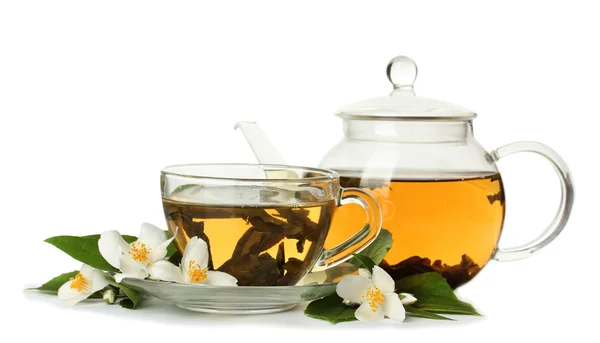 Grüner Tee mit Jasmin in Tasse und Teekanne isoliert auf weiß — Stockfoto
