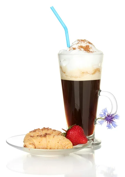 Vaso de café cóctel con croissants y fresa en platillo y flor aislado en blanco —  Fotos de Stock