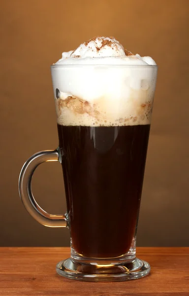 Vaso de café cóctel sobre fondo marrón — Foto de Stock