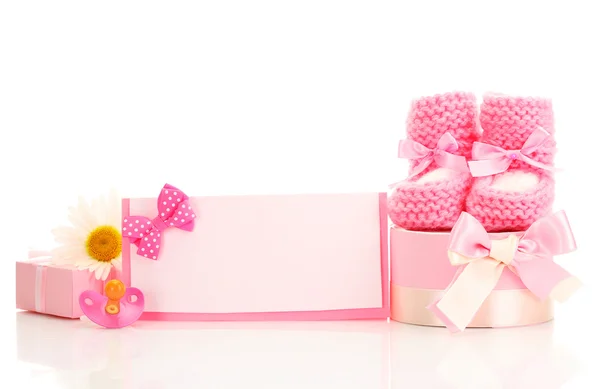 ピンクの赤ちゃんブーツ、おしゃぶり、ギフト、白紙のはがき、白で隔離される花 — ストック写真