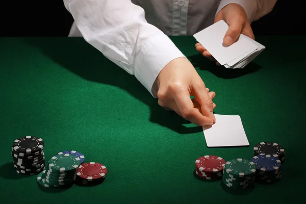 Poker instelling op groene tafel — Stockfoto