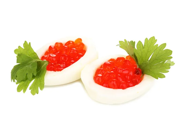 Červený kaviár v vajec izolovaných na bílém — Stock fotografie