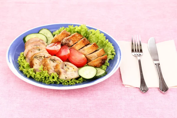 Leckeres Fleischschnitzel mit Garnitur auf Teller — Stockfoto
