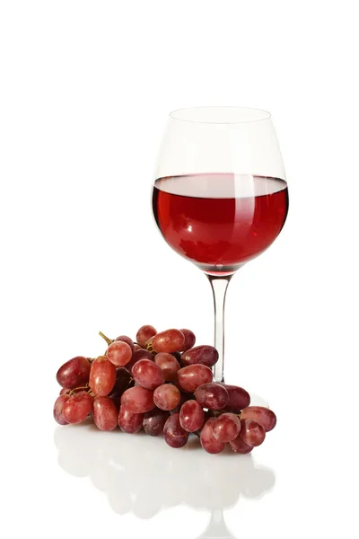Glas vin och mogna druvor isolerad på vit — Stockfoto