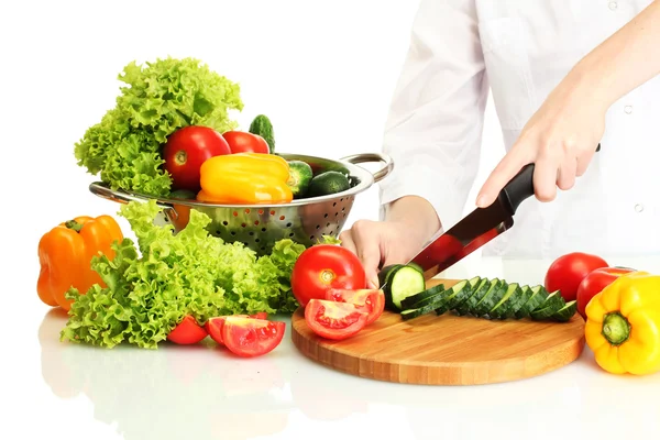 Žena ruce řezání zeleniny na tabuli kuchyně — Stock fotografie