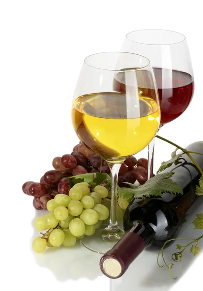 Botella y copas de vino y uvas maduras aisladas en blanco —  Fotos de Stock