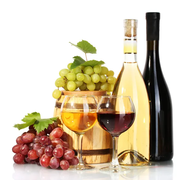 Barrica, botellas y copas de vino y uvas maduras aisladas sobre blanco — Foto de Stock