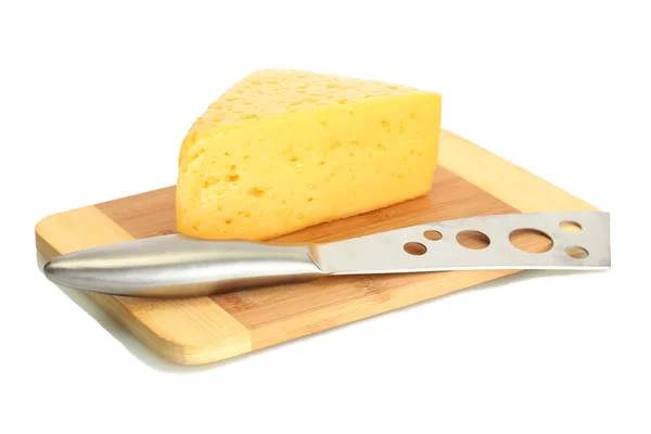 Sabroso queso y cuchillo sobre tabla de cortar de madera aislado en blanco —  Fotos de Stock