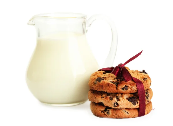 Tarro de galletas de leche y chispas de chocolate con cinta roja aislada en blanco —  Fotos de Stock