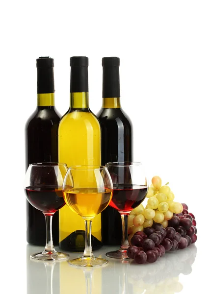 Пляшки та келихи вина та стиглий виноград ізольовані на білому — стокове фото
