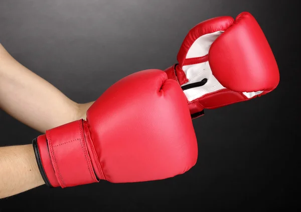 Červené Boxerské rukavice na rukou na šedém pozadí — Stock fotografie