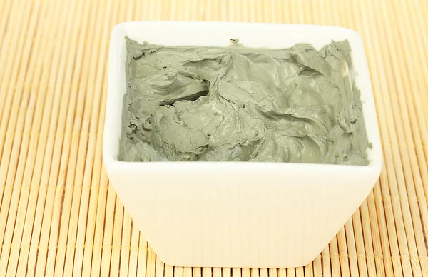 Kosmetiska lera i vit skål närbild — Stockfoto