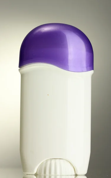 Desodorante sobre fondo gris — Foto de Stock