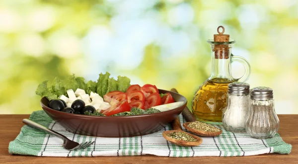 Leckerer griechischer Salat auf hellgrünem Hintergrund — Stockfoto