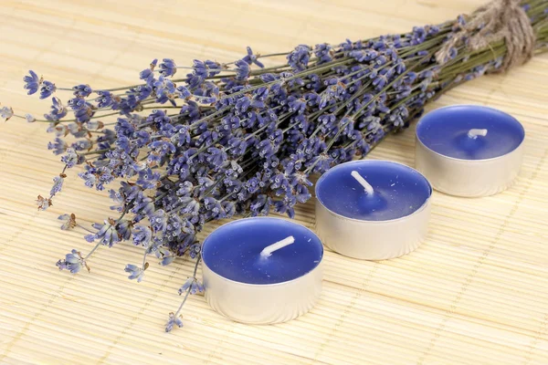 Lavendel met kaarsen op bamboe mat — Stockfoto