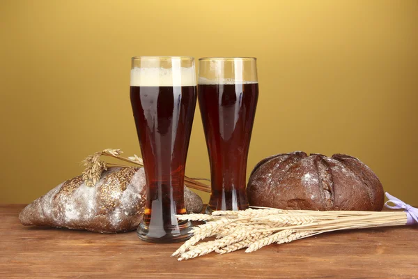 Dois copos de kvass com pão no fundo marrom close-up — Fotografia de Stock