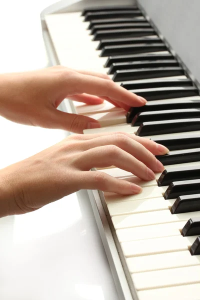 Händerna på kvinna som spelar synthesizer — Stockfoto