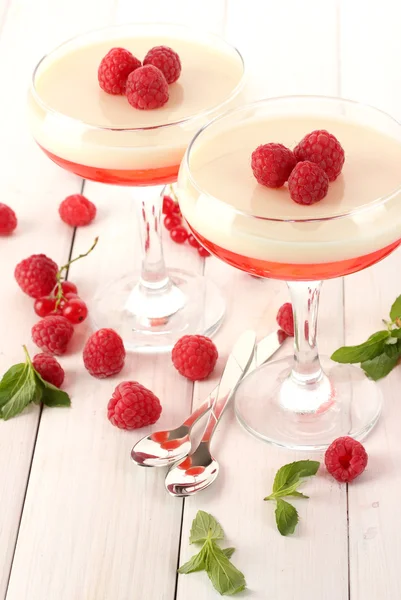 Frukt gelé med bär i glas på träbord — Stockfoto