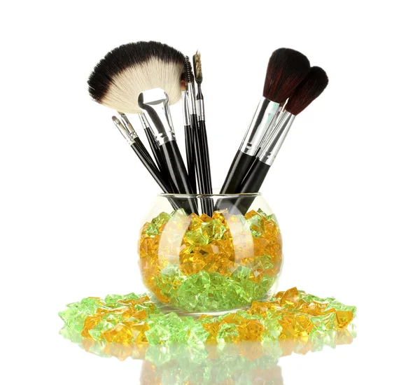 Cepillos de maquillaje en un tazón con piedras aisladas en blanco —  Fotos de Stock