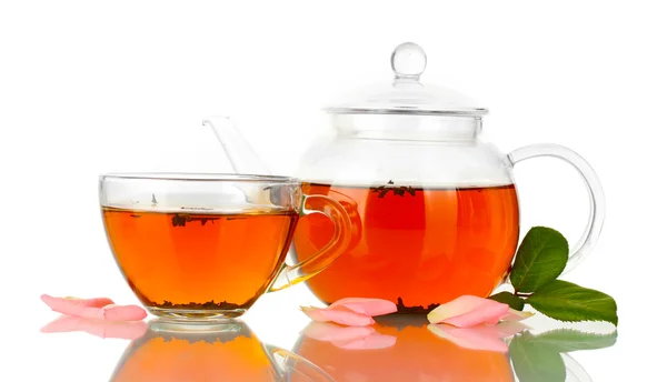 Czajnik i filiżanki herbaty z różą na białym tle — Zdjęcie stockowe