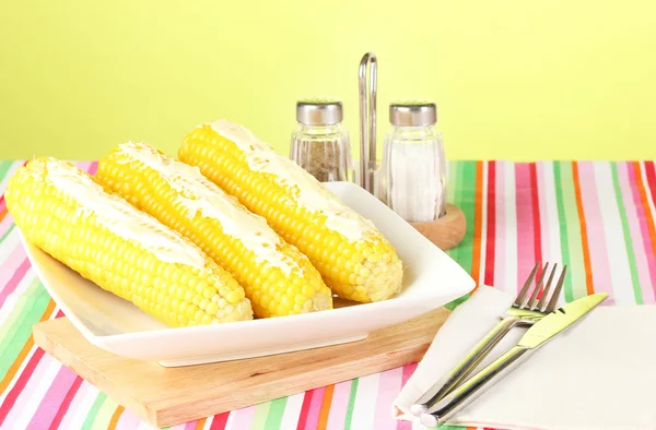 Gotowanej kukurydzy z masłem i przyprawy — Zdjęcie stockowe