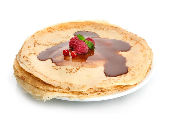 Läckra pannkakor med bär och choklad på plattan isolerad på vit — Stockfoto