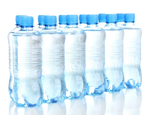 Bouteilles d'eau en plastique isolées sur blanc — Photo