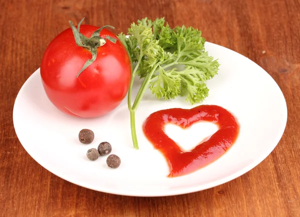 Reife Tomaten und Gewürze auf Teller auf Holztisch — Stockfoto