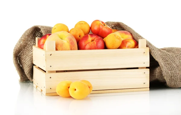 Dojrzałe owoce w drewniane pudełko na białe tło zbliżenie — Zdjęcie stockowe