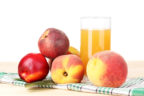 成熟的桃子和白色背景上的木桌上的果汁 — 图库照片