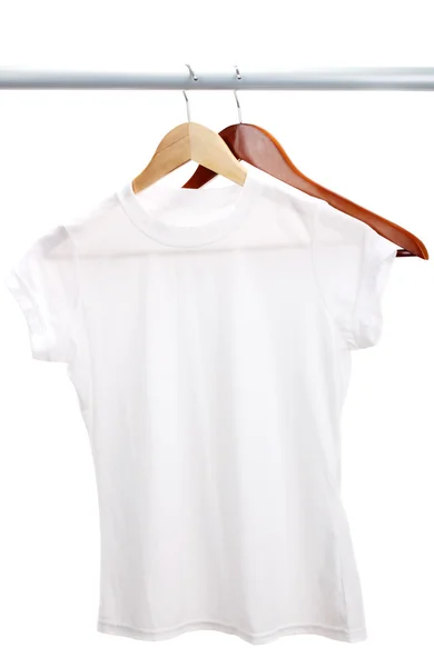 เสื้อยืดสีขาวบนไม้แขวนเสื้อแยกจากสีขาว — ภาพถ่ายสต็อก