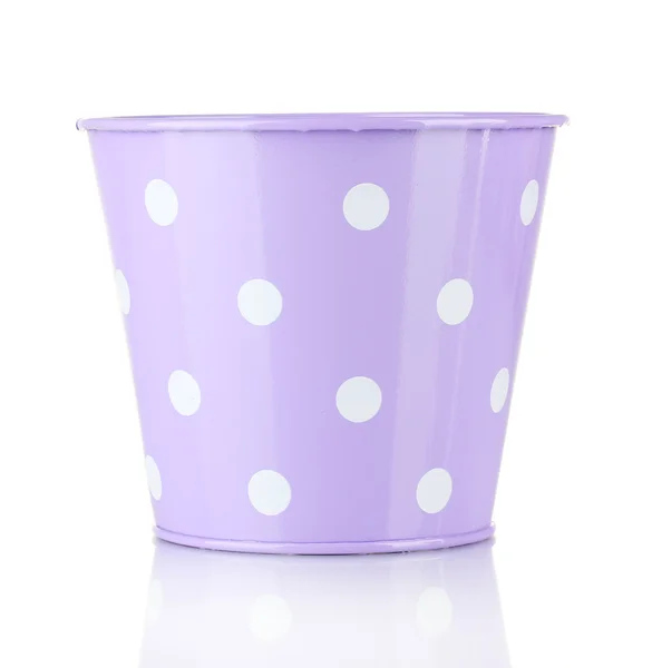 Фиолетовое ведро с белой горошинкой, изолированной на белом — стоковое фото