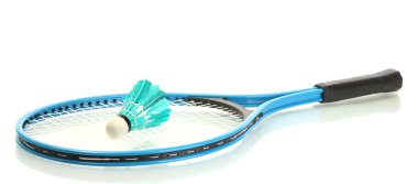 badminton raketi ve mekik horozu beyazda izole edilmiş.