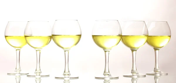 Occhiali da vino isolati su bianco — Foto Stock