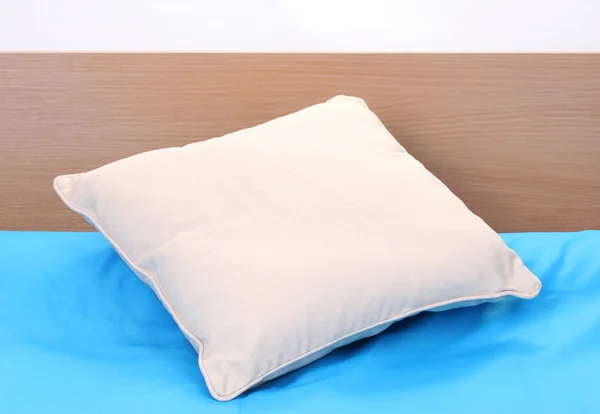Travesseiro na cama no fundo branco — Fotografia de Stock