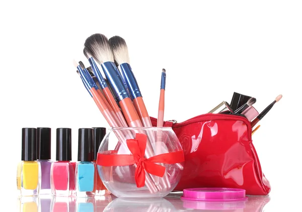 Cepillos de maquillaje en jarrón de vidrio y cosméticos aislados en blanco —  Fotos de Stock