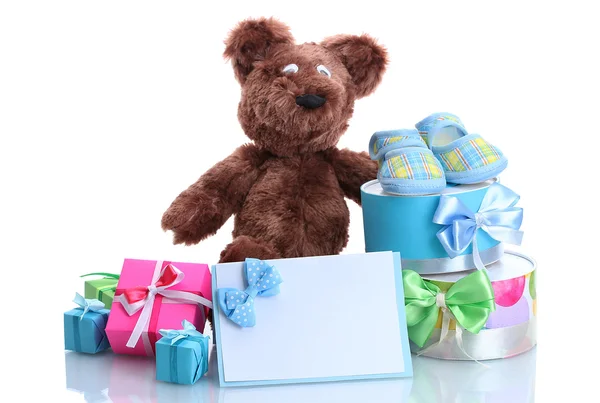 Hermosos regalos, bootees de bebé y juguete de oso aislado en blanco —  Fotos de Stock