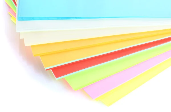 Parlak renkli kağıt üzerinde beyaz izole — Stok fotoğraf