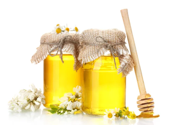 Zoete honing in potten en acacia bloemen geïsoleerd op wit — Stockfoto