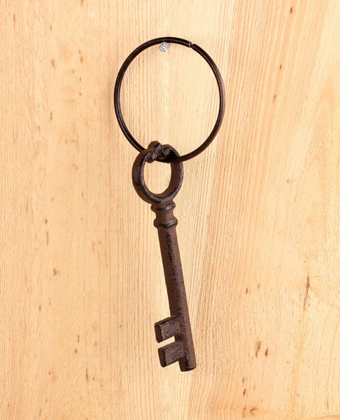 Antik nyckel på trä bakgrund — Stockfoto