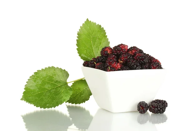 White bowl with ripe mulberries isolated on white — Stock Photo, Image