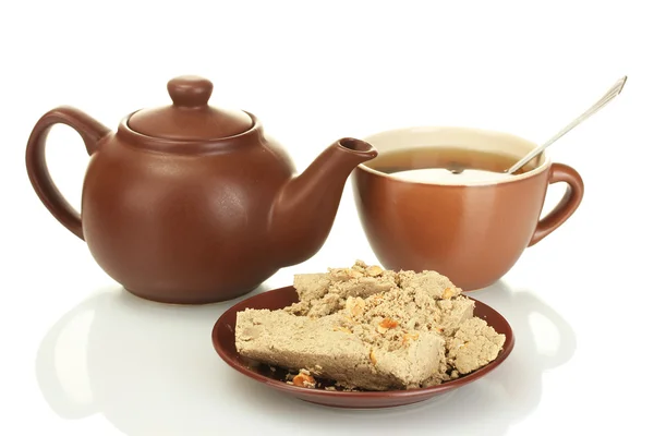 Чайник с чашкой и блюдце со сладкой халвы изолированы на белом — стоковое фото