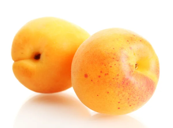 Спелые сладкие абрикосы, изолированные на белом — стоковое фото