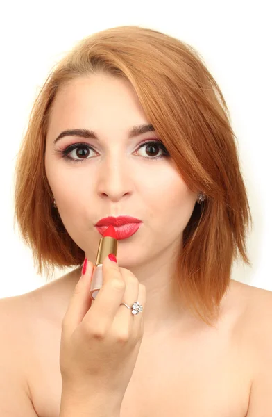 Piękna kobieta nakłada usta czerwoną szminką — Zdjęcie stockowe