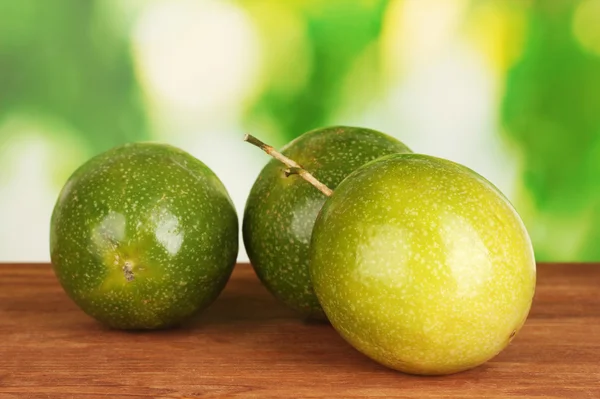 Grüne Passionsfrucht auf grünem Hintergrund — Stockfoto