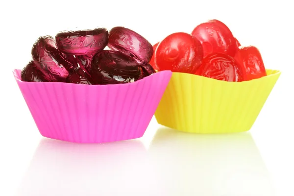 Sabrosos caramelos coloridos aislados sobre fondo blanco —  Fotos de Stock