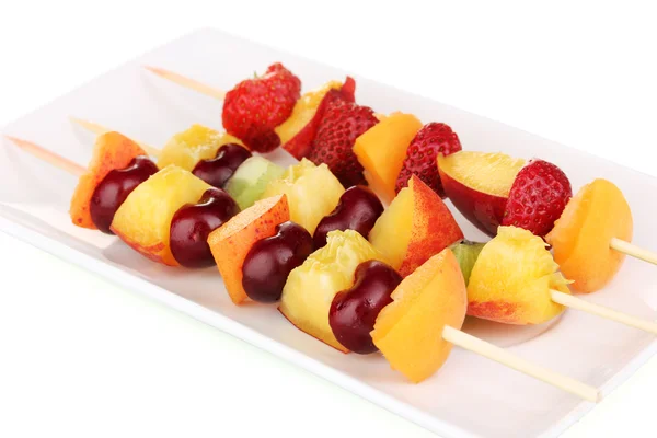 Смешанные фрукты и ягоды на шампуре изолированы на белом — стоковое фото