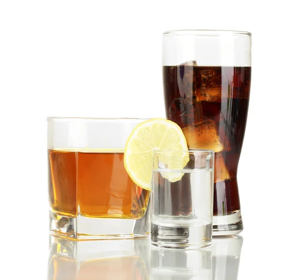 A különböző alkoholtartalmú italok elszigetelt fehér — Stock Fotó