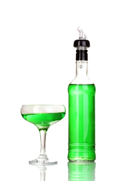Smakelijke groen cocktail geïsoleerd op wit — Stockfoto