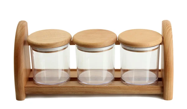 Vasi di vetro vuoti per spezie su ripiano in legno isolato su bianco — Foto Stock